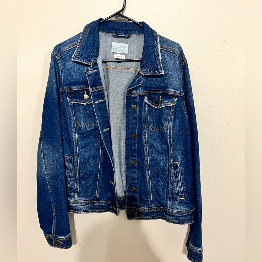 Universal Thread Women’s Jean Jacket in Dark Denim. Size XXL.
